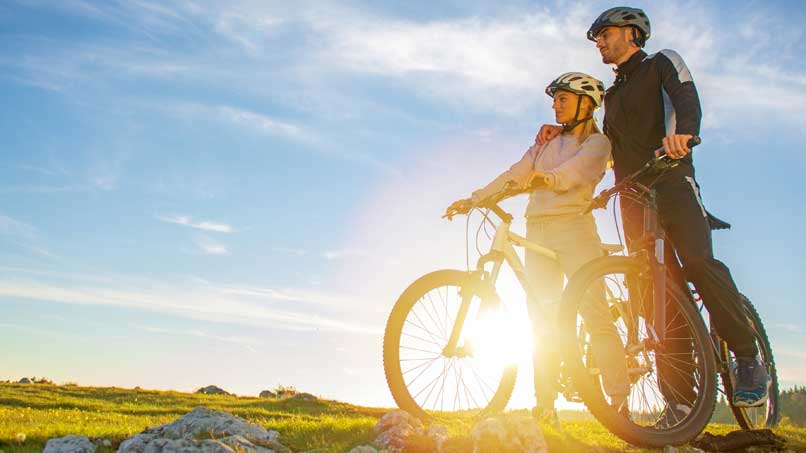 Mann und Frau auf dem MTB