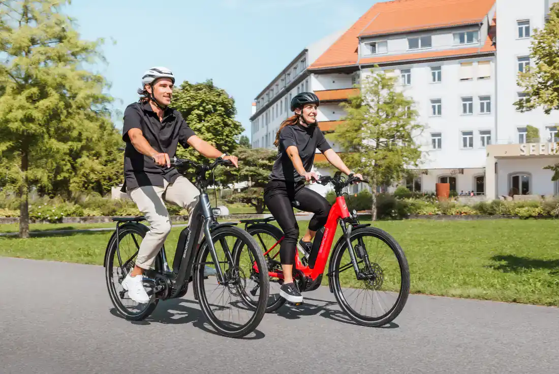 Mann und Frau auf leichtem City und Trekkingbike in Bregenz